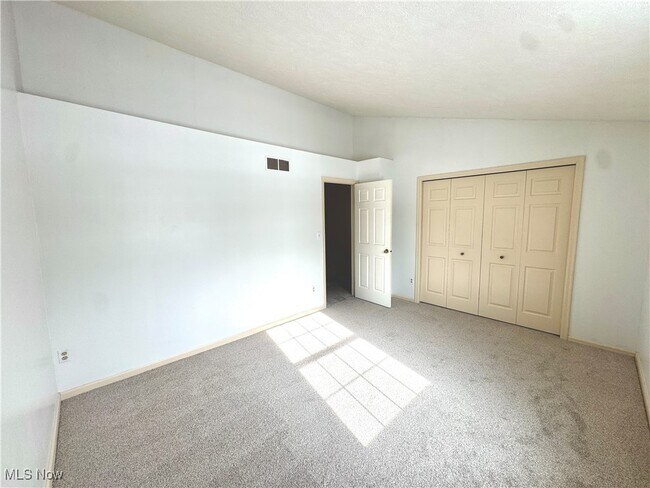 Building Photo - 1085 Sunhaven Dr