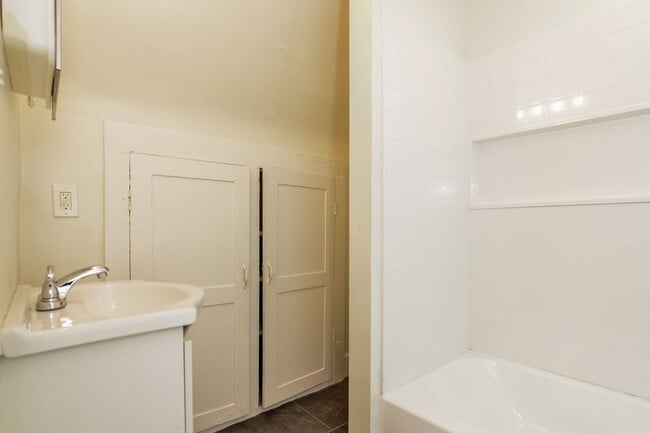 Building Photo - Newly Renovated Single Family Home - GREAT Mpls Location!