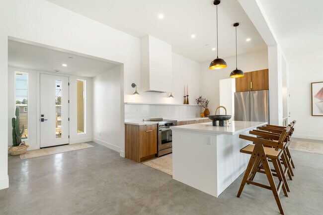 Building Photo - 361 W Sunview Ave