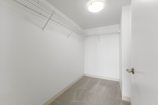 Building Photo - Convenient Urban Living!