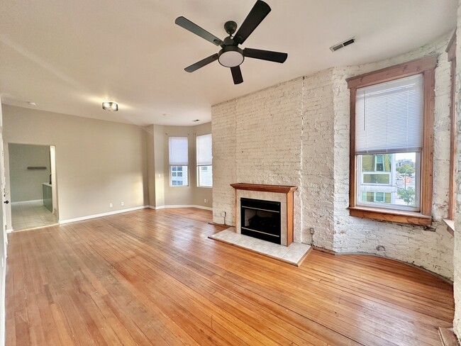 Building Photo - 851 N Ashland Ave