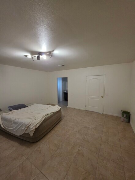 Master bedroom - 770 E 12th St