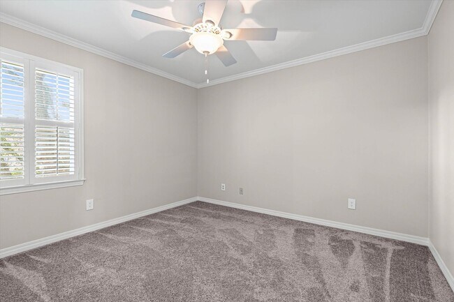 Building Photo - Spacious 4 Bedroom in Desirable Hickory Ridge