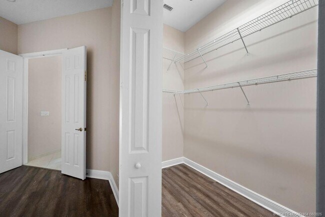 Building Photo - 511 SW Squire Johns Ln