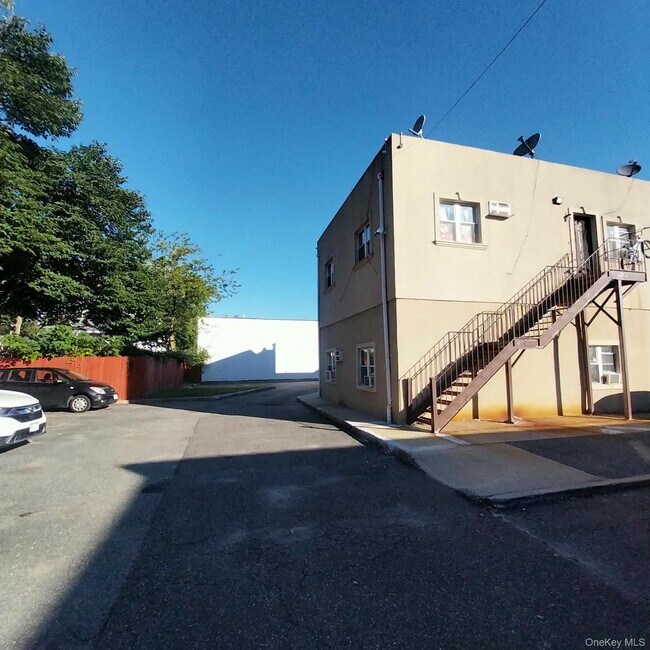 Building Photo - 884 Nassau Rd
