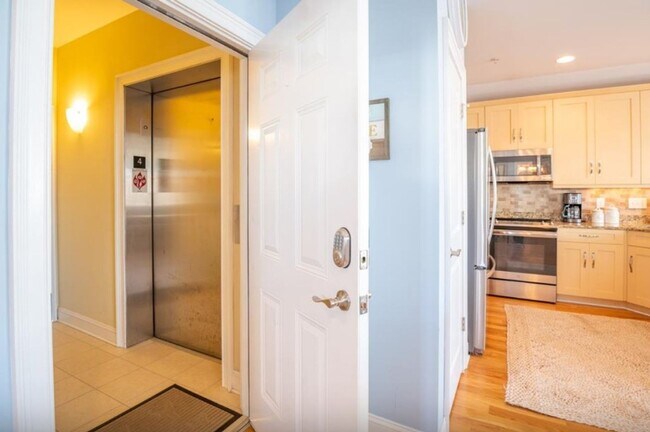 Building Photo - BEAUTFUL FURNISHED WINTER GETAWAY