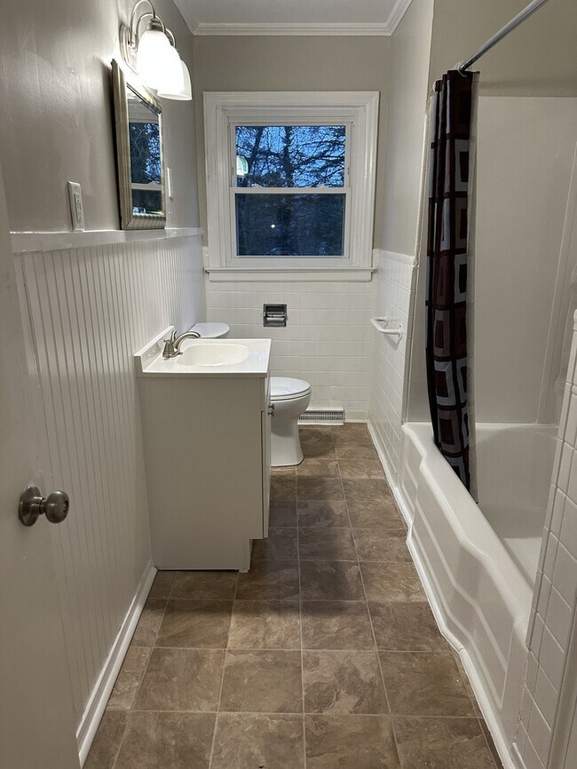 Building Photo - COMING SOON: Spacious 2 bedroom apartment