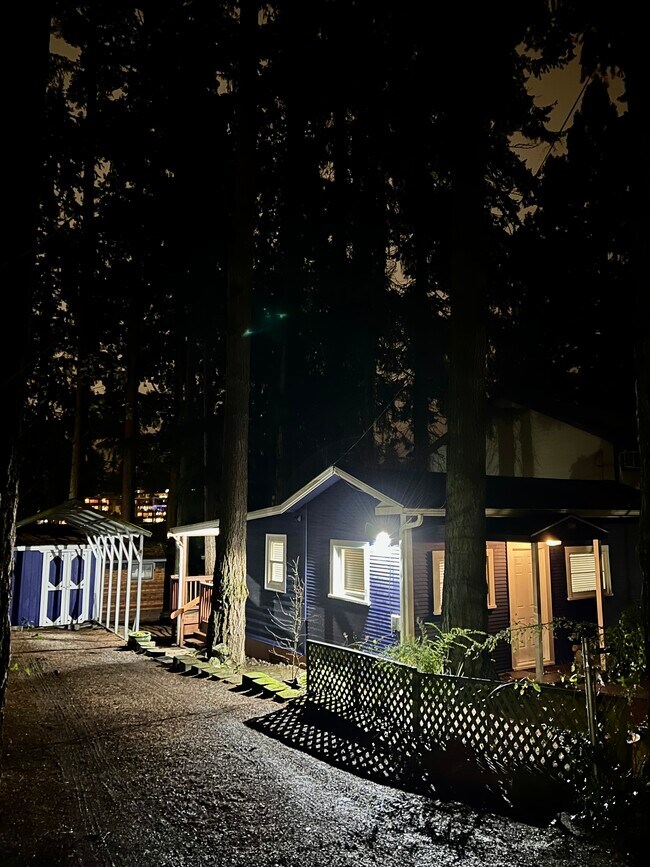 Building Photo - 551 N 137th St