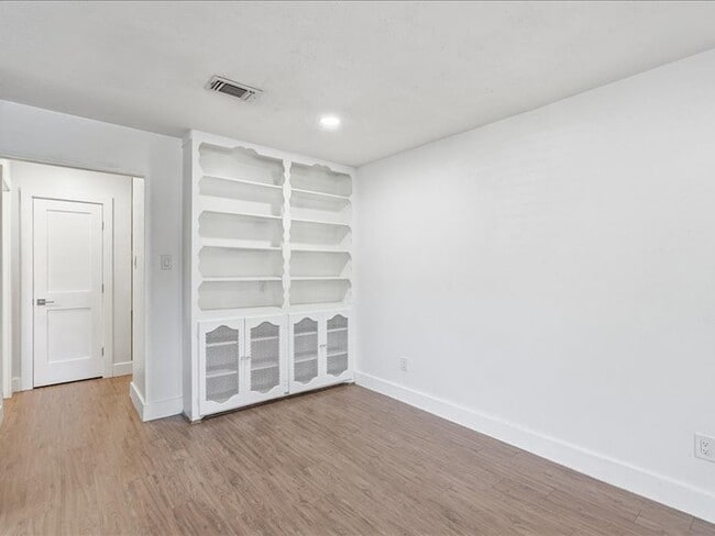 Building Photo - 2531 W Twelfth St