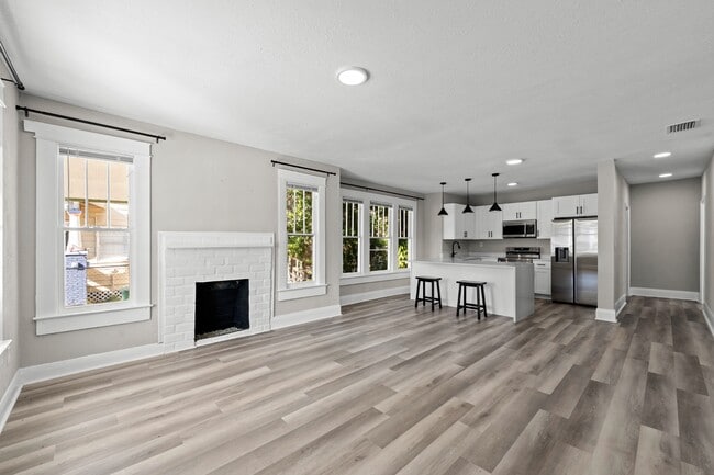 Building Photo - 1010 E Lake Ave