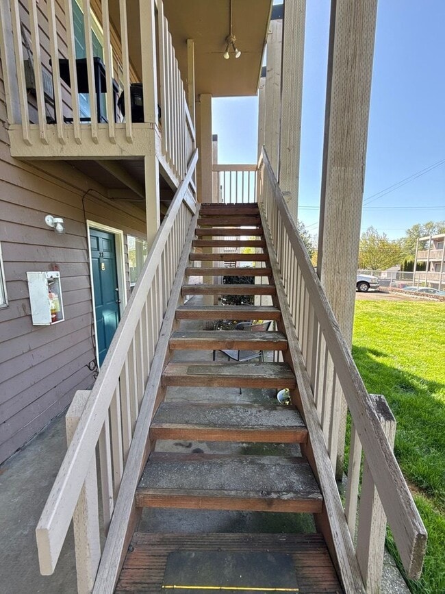 Building Photo - 550 SW Levens St