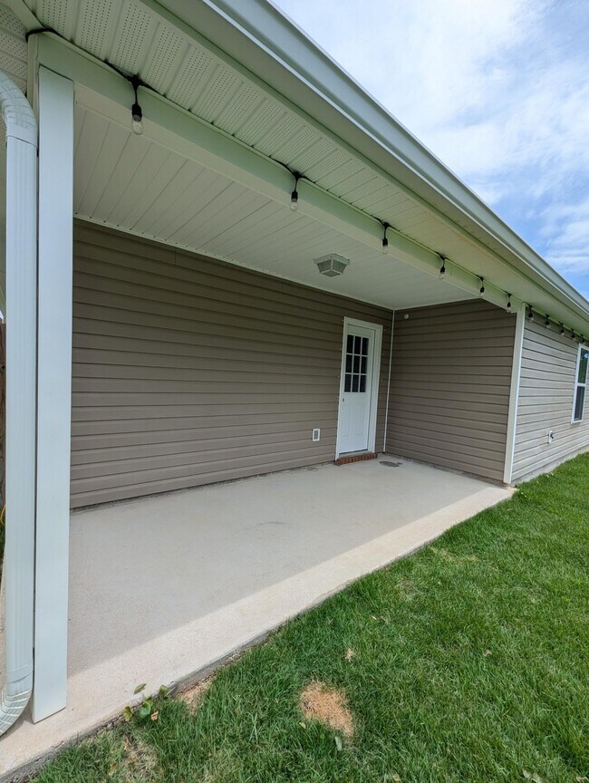 Building Photo - 1651 Ponderosa Dr