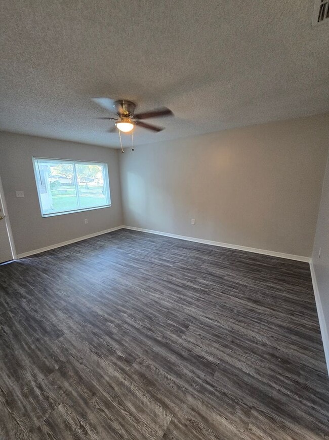 Building Photo - READY TO MOVE IN 2 BD/1 BA DUPLEX