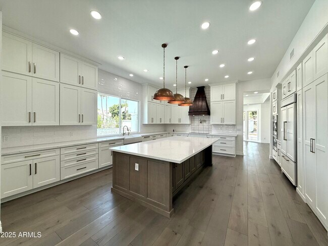Building Photo - 1523 E Treasure Cove Dr