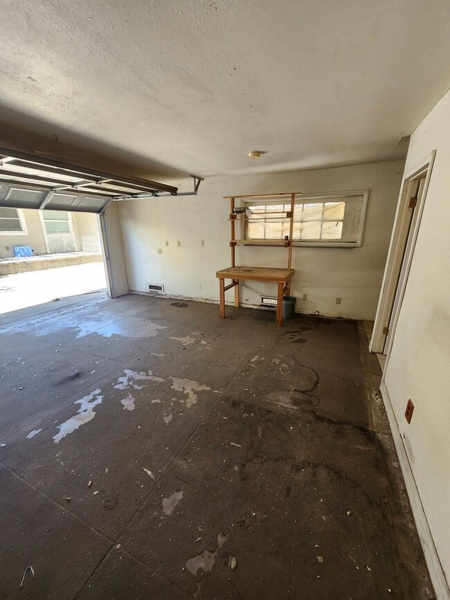 Building Photo - Charming Colonial-Style 2-Bedroom Home in ...