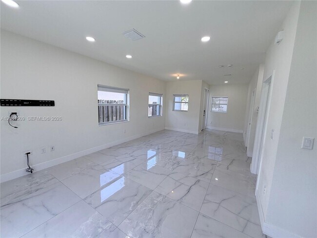 Building Photo - 268 SE 31st Ave