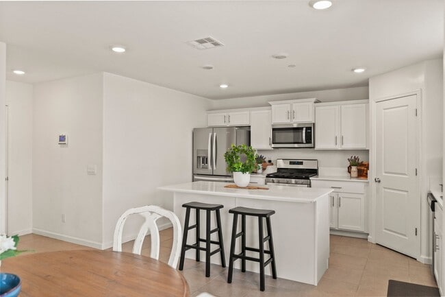 Building Photo - Multi-Generational Home!