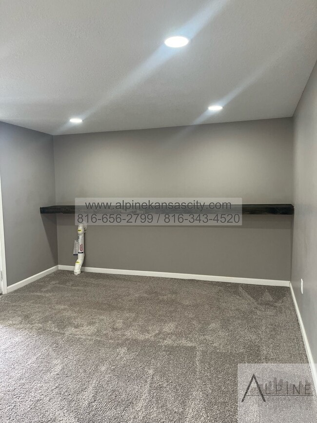 Building Photo - 5 Bedrooms, PLUS Rec Room in Gladstone!