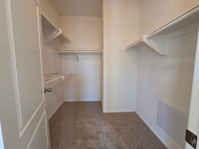 Building Photo - New Listing!