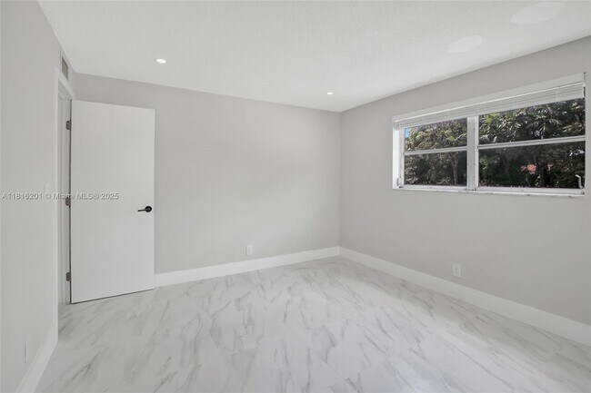 Building Photo - 5420 Hollywood Blvd