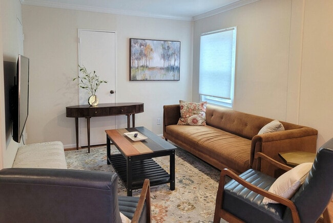 Building Photo - 2028 Pimmit Dr