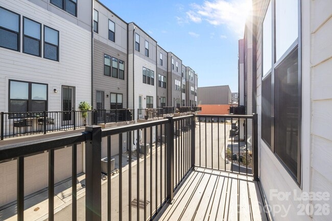 Building Photo - 1925 Dunavant St