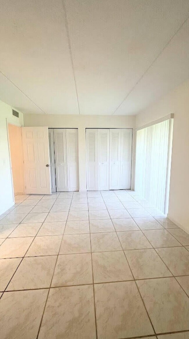 Building Photo - 600 Village Green Ct