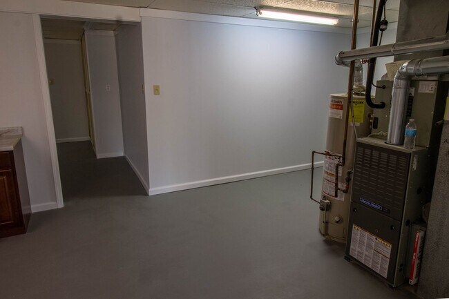 Building Photo - This conveniently located townhome is read...