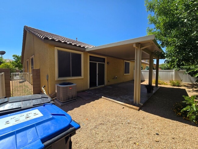 Building Photo - A Beautiful Single Story Townhouse! 3 Bed,...