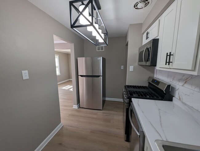 Building Photo - Updated & Upgraded