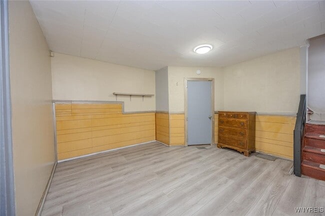 Building Photo - 68 Sirret St