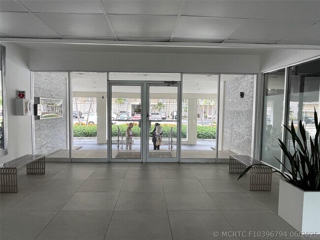 Building Photo - 401 Golden Isles Dr