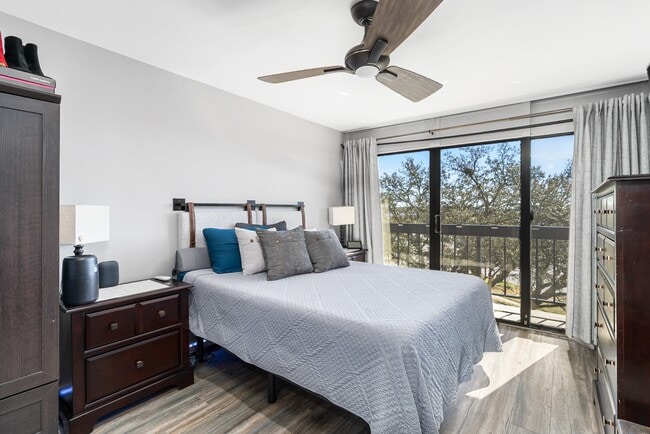 Building Photo - 3558 Shore Dr