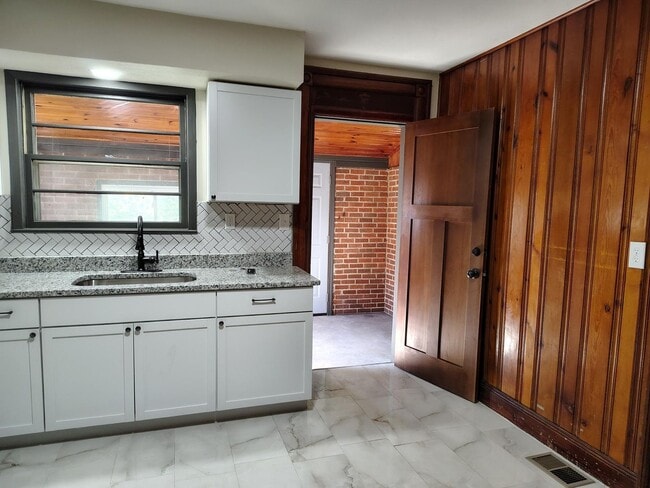 Building Photo - 3 Bed, 1.5 Bath home– Move-In Ready!