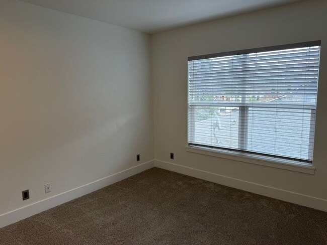 Building Photo - Beautiful 3 bedroom 2.5 bathroom house in a great neighborhood!