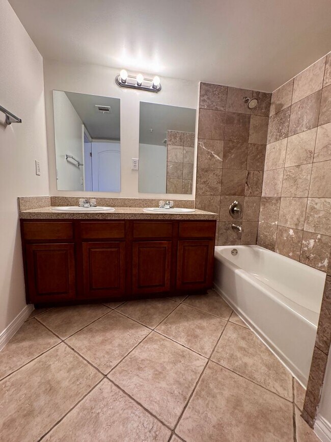 Building Photo - 3 bedroom 2 bath condo on Vanowen