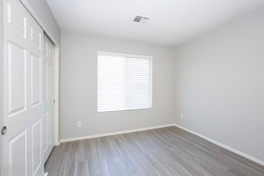 Building Photo - 5320 N Santa Fe Heights St