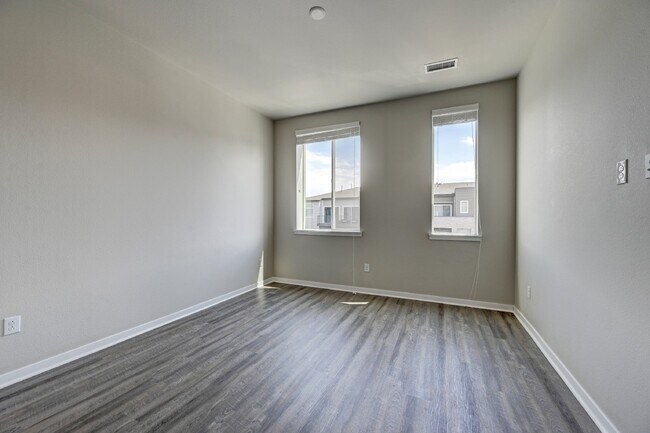 Building Photo - $2,150- 2 Bed, 2 Bath Condo in Littleton w...