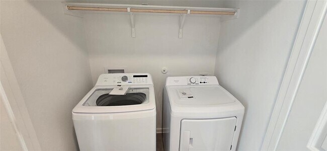 Building Photo - 446 Sormonne Lp