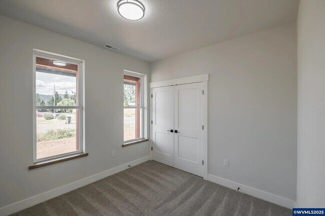 Building Photo - 4 Bedroom 2 Bath House