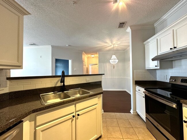 Building Photo - 2 Bedroom, 1 Bath Condo in The Concord West of the Ashley!