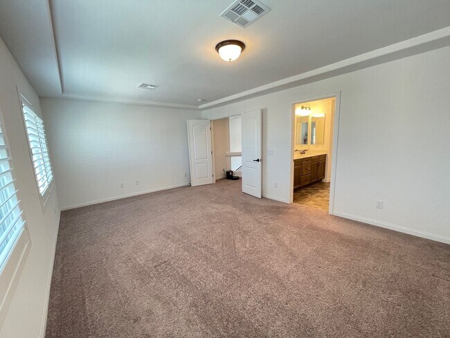 Building Photo - 3 Story house 4 bedroom / 3.5 bath, Southwest