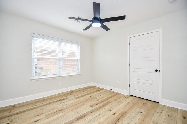 Building Photo - 5642 Cartagena St