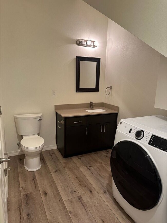 Building Photo - Three bedroom, two bathroom top floor unit on SE Woodstock.