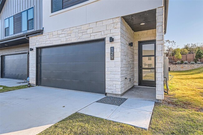 Building Photo - 590 Old Ml Rd