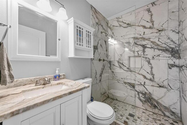 Building Photo - 6209 Calmont Ave