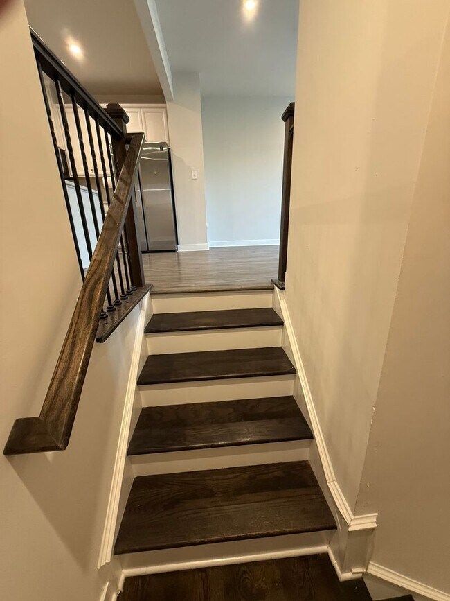 Building Photo - 3 Bedroom Townhouse - City Living with a G...