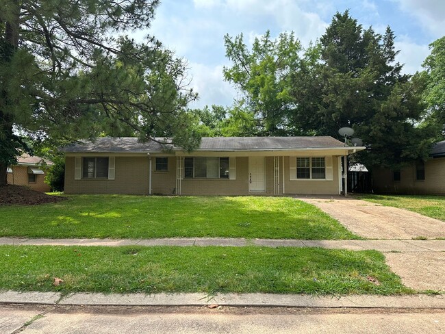 Primary Photo - Updated 3 Bedroom home in Central Park