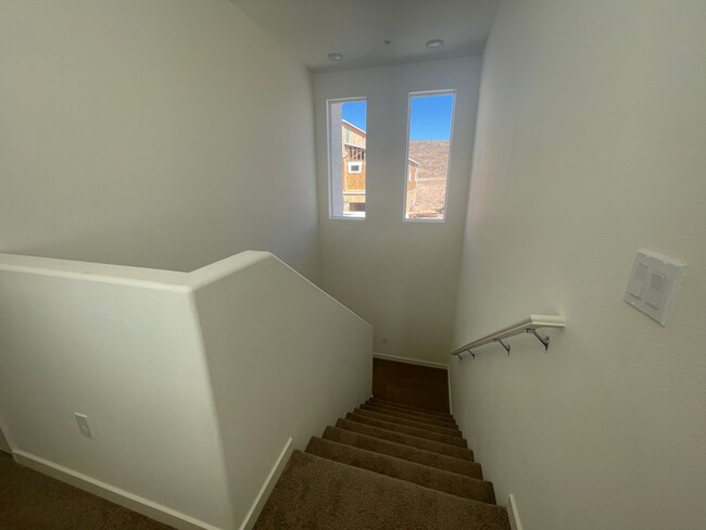 Building Photo - Beautiful Falcon Ridge Townhome!