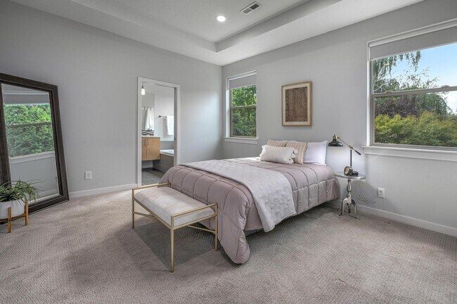 Building Photo - Modern Elegance! Eastmoreland Stunner! Pre...